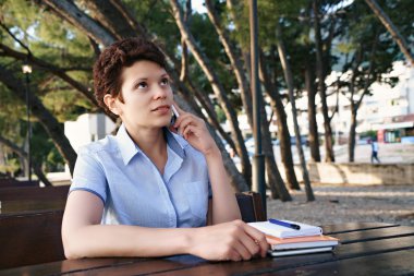 Genç ofis çalışanı bir kafede çalışıyor