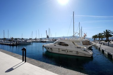 Tekneler ve yatlar içinde bir bay, Adriyatik Denizi