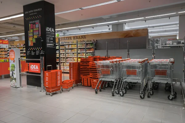 Interior dari IDEA supermarket modern — Stok Foto