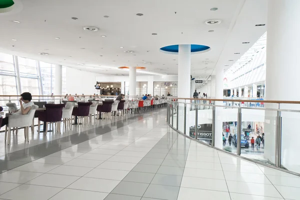 Interior de um moderno centro comercial — Fotografia de Stock