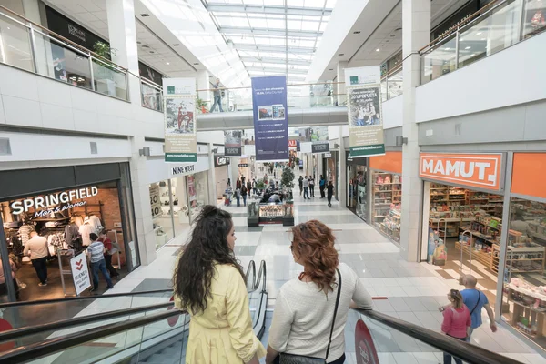 Interior de um moderno centro comercial — Fotografia de Stock