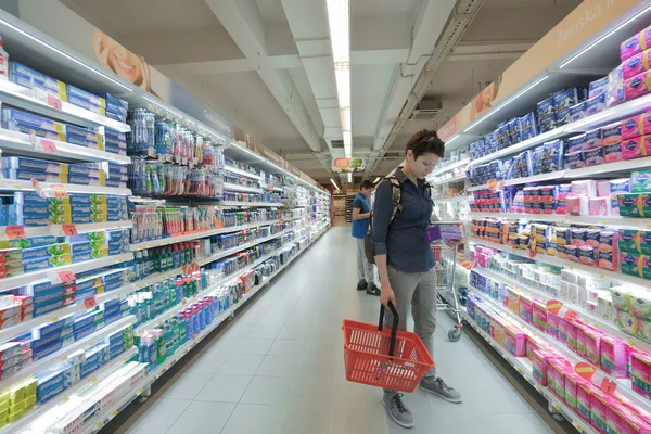 Интерьер современного супермаркета IDEA — стоковое фото