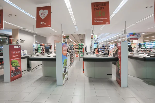 Interior dari IDEA supermarket modern — Stok Foto