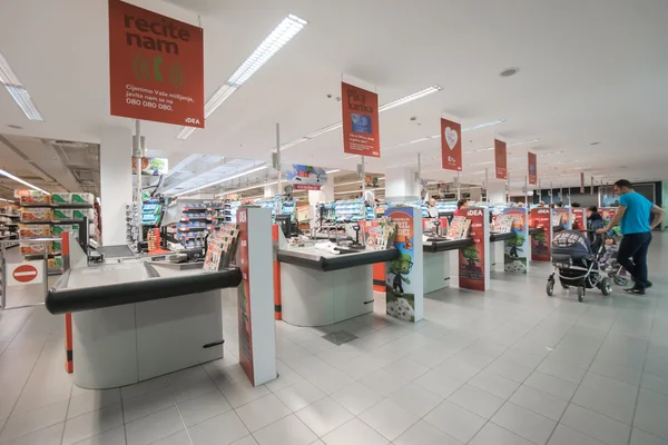 Interior dari IDEA supermarket modern — Stok Foto