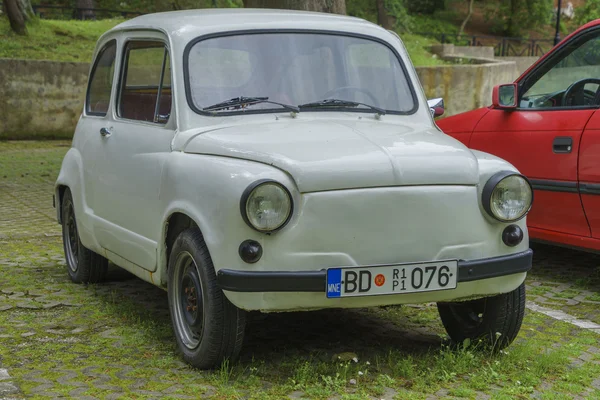 Kleines weißes Retro-Auto auf dem Kai in ulcinj — Stockfoto