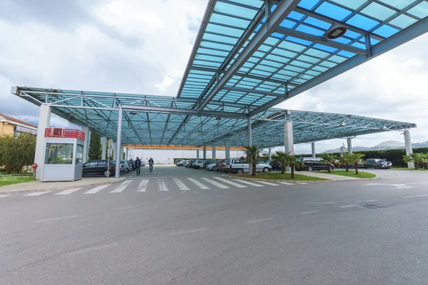 Yanları açık garaj içinde Bar şehir