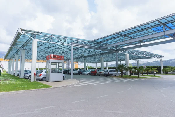 Yanları açık garaj içinde Bar şehir