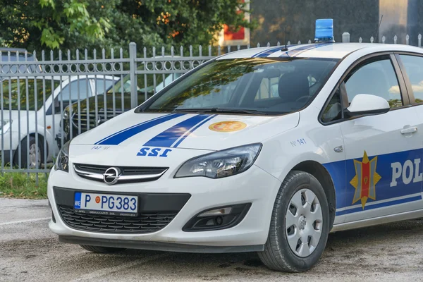 Polis arabası park üzerinde