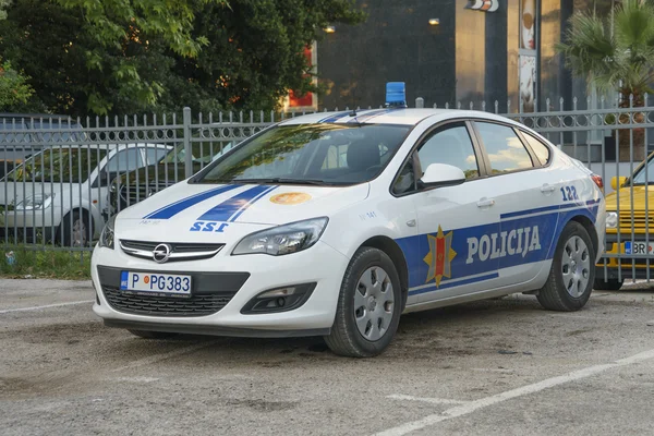 Polis arabası park üzerinde