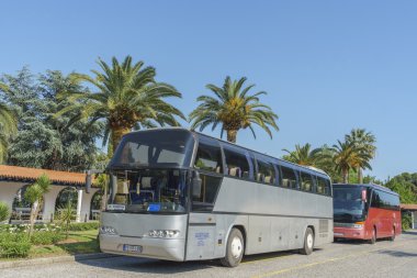 Turist otobüsü otelin yakınında park etmiş