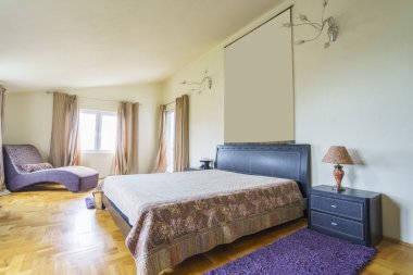 Bir yatak odasının içi.