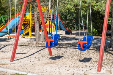 Covid-19 nedeniyle kapalı olan bir anaokulundaki çocuk parkında boş salıncak.