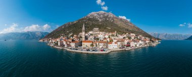 Panorama kuşunun Adriyatik Denizi 'ndeki yeşil, geleneksel Balkan tarzı mimari, antik binalar ve katedralle kaplı küçük adaya bakış açısı. Arkaplanda dağlar