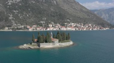Hava saldırısı, İHA Adriyatik Denizi 'ndeki iki küçük adanın etrafında uçuyor. Bir adada beyaz taştan yapılmış bir manastır var, diğerinde ise konut binaları, kilise ve çam ağaçları. 