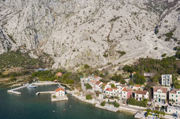 Adriyatik Kıyısı Geleneksel Balkan Mimarisi Ile Küçük Bir Sahil Kasabası — Stok fotoğraf