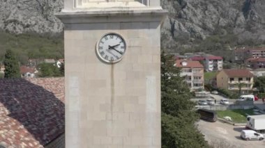 Hava çekimi, Adriyatik deniz kıyısında küçük bir sahil kasabasında heykeli olan antik bir Hristiyan tapınağının kulesi. Deniz ve dağların arka planında antik Avrupa mimarisi