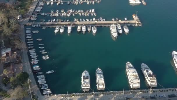 Vliegen Boven Jachthaven Van Adriatische Kust Stad Boven Ligplaatsen Waar — Stockvideo