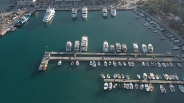 Volando Por Encima Del Puerto Deportivo Ciudad Costera Del Adriático — Vídeos de Stock