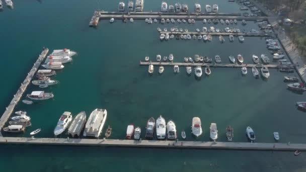 Volando Por Encima Del Puerto Deportivo Por Encima Las Literas — Vídeos de Stock