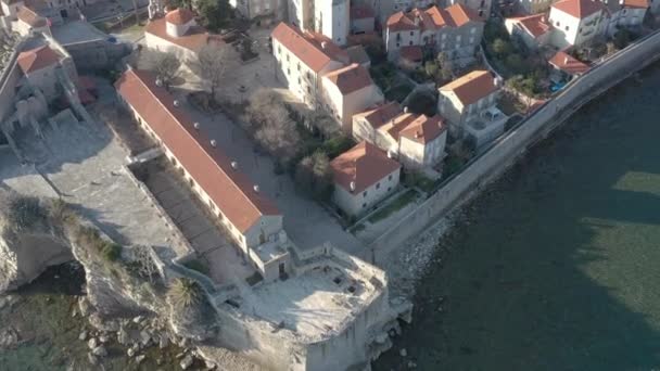 Voando Sobre Cidade Velha Budva Antiga Cidade Balcânica Beira Mar — Vídeo de Stock