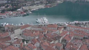 Eski bir Balkan kasabası olan Kotor 'un hava saldırısı, geleneksel Balkan tarzı ortaçağ mimarisi, kırmızı çatıları olan beyaz taş binalar. Beyaz motor ve yelkenlilerin demirlediği marinaya uçuyorum. 