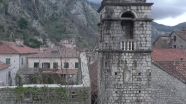 Helikopter eski Hristiyan kilisesinin karşısındaki Eski Kotor Kasabası 'nın üzerinde yükseliyor. Tapınağa yakın çekim. Antik Balkan kenti Kotor 'un Panoraması kuş bakışı