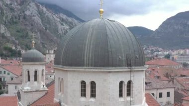 Kotor 'un Eski Kasabası' nın Hristiyan katedraline inen hava saldırısı. Hıristiyan tapınağına yakın çekim
