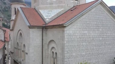 Helikopter eski Hristiyan kilisesinin karşısındaki Eski Kotor Kasabası 'nın üzerinde yükseliyor. Tapınağa yakın çekim. Antik Balkan kenti Kotor 'un Panoraması kuş bakışı
