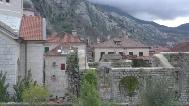 Old Kotor Town Hava Saldırısı Helikopter Antik Kentin Duvarları Boyunca — Stok video