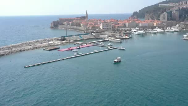 从空中俯瞰古代巴尔干的城镇和游艇停泊的码头 直升机绕着长廊和码头飞行 呈半圆形 — 图库视频影像