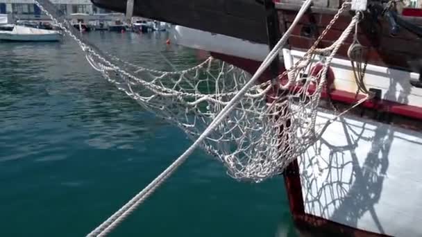 Das Hölzerne Vergnügungssegelschiff Liegt Der Anlegestelle Ufer Der Küstenstadt Nahaufnahme — Stockvideo