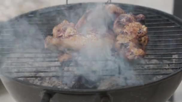 屋外で鶏の足を準備し グリルのクローズアップで鶏の足のグリル 背景にはチャコールと煙 熱々のB バーベキュー グリルでおいしいとマリネチキン肉 焼きたての炒め物 — ストック動画
