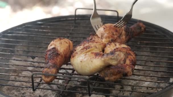 Hand Van Vrouw Haalt Kippenpoten Uit Het Barbecue Rooster Met — Stockvideo