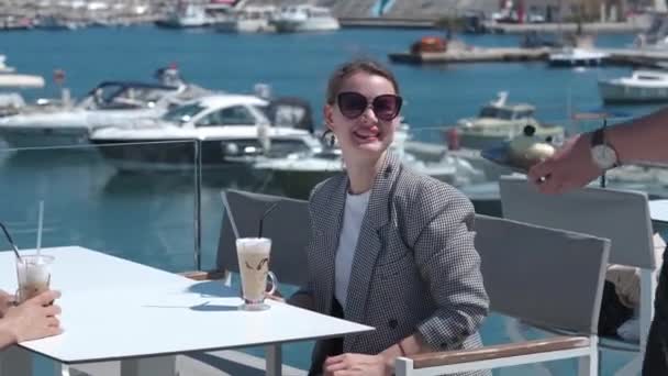 Europeiske Kvinneturister Sitter Ved Bord Terrassen Kafe Med Utsikt Havet – stockvideo