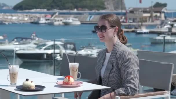 Mulher Europeia Jovem Terno Escritório Óculos Sol Senta Uma Mesa — Vídeo de Stock