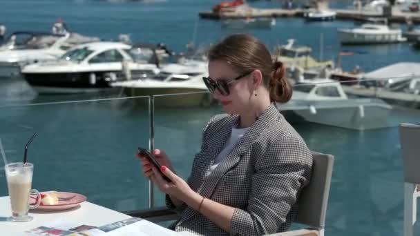 Młoda Europejka Garniturze Biurowym Okularach Przeciwsłonecznych Siedzi Przy Stole Tarasie — Wideo stockowe