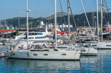 Bar, Karadağ, 18 Haziran 2021: Monthe Town Bar marinası manzarası. Limandaki iskeleye demirlemiş motorlu tekneler, lüks yatlar ve gemiler. Dağlar arka planda görünür.