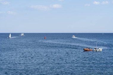 Lustica Körfezi, Karadağ, 14 Haziran 2021: İlk Avrupa Denizcilik Şampiyonası. Açık denizlerdeki yelkenli ve lastik motorlu tekneler rekabetçi bir yelkenliye katılıyorlar.
