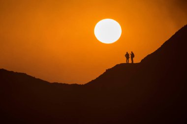 Yanardağ Erta Ale 'de güzel bir turuncu gün doğumu. Etiyopya. Afrika manzarası