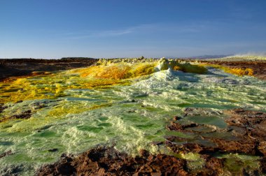 Dallol, Etiyopya 'nın kuzeydoğusunda, Eritre sınırı yakınlarındaki Danakil Havzası' nda aktif bir volkandır. Volkan, Io 'nun yüzeyini andıran Dünya dışı özel manzaralarıyla tanınır. Jüpiter Afrika uydusu.