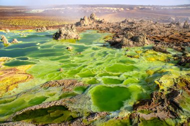 Dallol, Etiyopya 'nın kuzeydoğusunda, Eritre sınırı yakınlarındaki Danakil Havzası' nda aktif bir volkandır. Volkan, Io 'nun yüzeyini andıran Dünya dışı özel manzaralarıyla tanınır. Jüpiter Afrika uydusu.