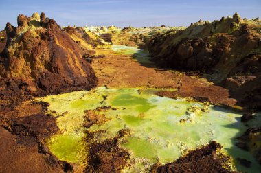 Dallol, Etiyopya 'nın kuzeydoğusunda, Eritre sınırı yakınlarındaki Danakil Havzası' nda aktif bir volkandır. Volkan, Io 'nun yüzeyini andıran Dünya dışı özel manzaralarıyla tanınır. Jüpiter Afrika uydusu.