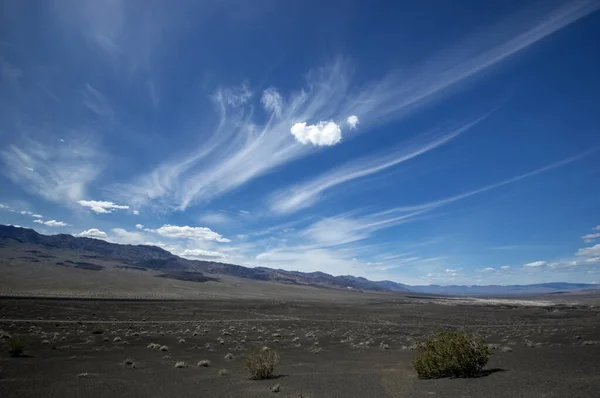 Repülő Áthatoló Hibátlan Cirrus Felhők Egy Szikrázó Kék Death Valley — Stock Fotó