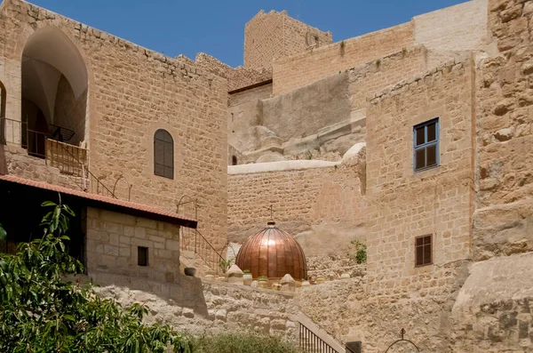 Kutsal Sabbas 'ın Kutsal Lavrası, Arapça' da Mar Saba olarak bilinir, Musevi çölü, İsrail. Kidron Vadisi 'ne bakan bir Yunan Ortodoks manastırı