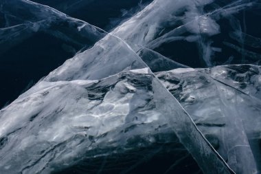 Mükemmel bir masaüstü duvar kağıdı. Şeffaf mavi buzda sayısız çatlak izi var. Şaşırtıcı desenler. Yatay olarak. Baykal Gölü, Rusya