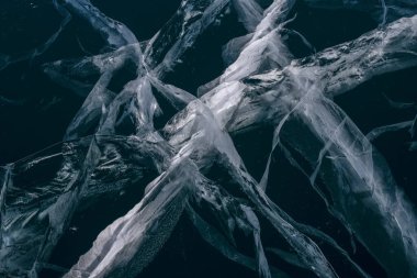 Mükemmel bir masaüstü duvar kağıdı. Şeffaf mavi buzda sayısız çatlak izi var. Şaşırtıcı desenler. Yatay olarak. Baykal Gölü, Rusya