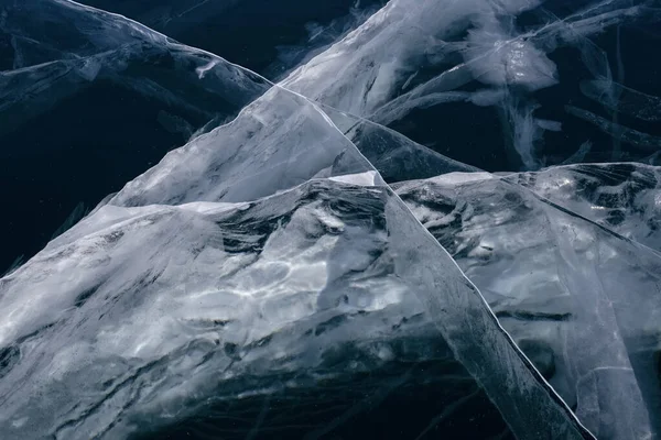 Mükemmel bir masaüstü duvar kağıdı. Şeffaf mavi buzda sayısız çatlak izi var. Şaşırtıcı desenler. Yatay olarak. Baykal Gölü, Rusya