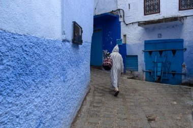 Şef, Fas 'tan. Geleneksel giysiler içinde yerel bir adam Şef Chaouen caddesine çıkıyor.