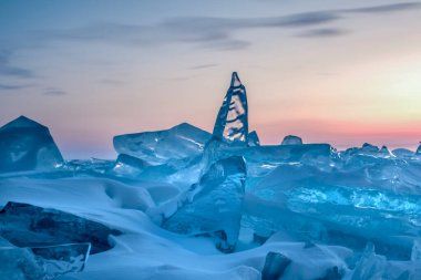 Baykal Gölü 'nün kristal buzunun üzerinde renkli bir günbatımı. Sibirya, Rusya