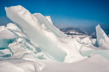 Baykal Gölü üzerinde büyük buz kristalleri. Rusya